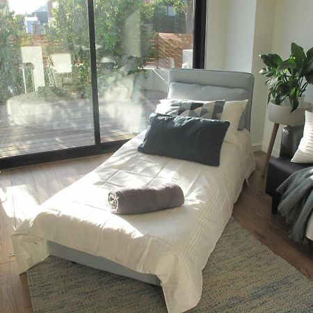 Modern 3 Bedroom Apt With Free Parking, Netflix, Wifi & Welcome Wine By Bnb Pro Melbourne Eksteriør billede