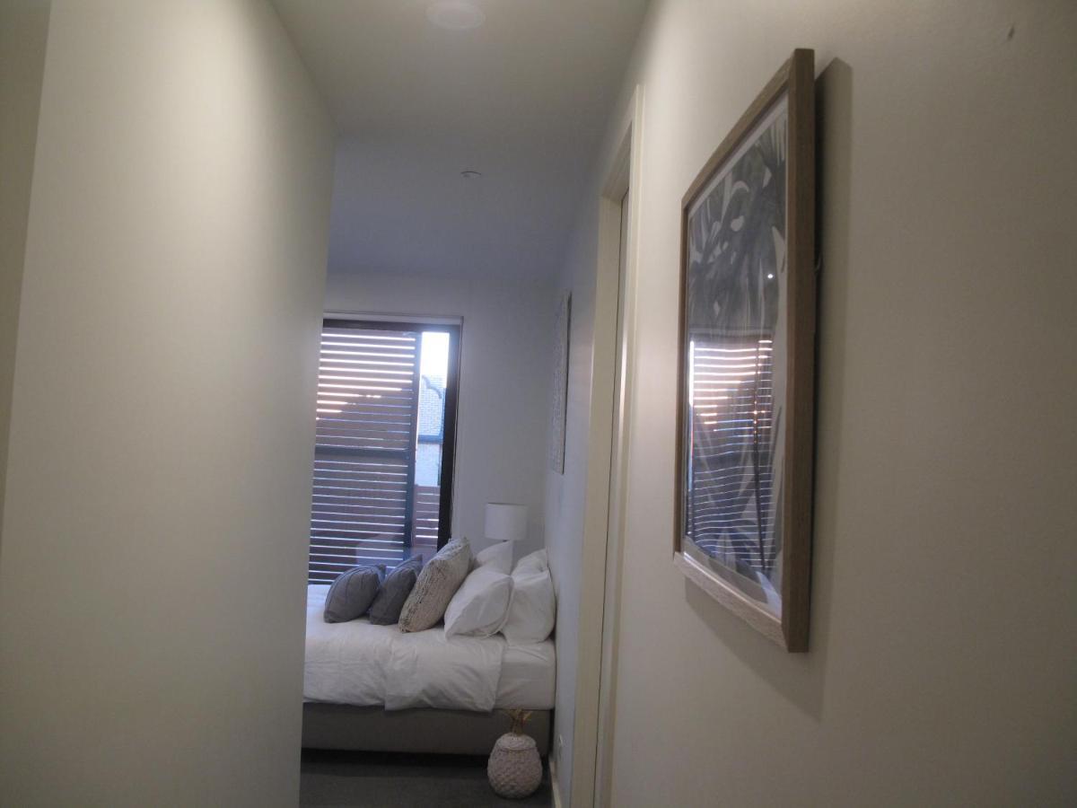Modern 3 Bedroom Apt With Free Parking, Netflix, Wifi & Welcome Wine By Bnb Pro Melbourne Eksteriør billede